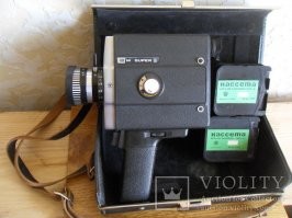 Не совсем под 8. Плёнка заряжалась 16 мм бобинами на свету,
-----------------------
это у тебя так
а у меня плёнка Супер 8 была, кассетная зарядка на свету.
засвечивалось пара сантиметров плёнки
камера жива до сих пор