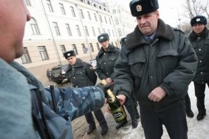 Меня терзают смутные сомнения, что мадам Майорофф(а) в скором времени найдет взаимосвязь между. Почувствует так сказать на собственной ... скажем политкорректно шкуре.