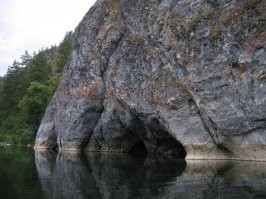 Белая река, капли о былом, 
ах, река-рука, поведи крылом...
Бывал в этих местах 3 раза, сплавлялся.
Места красивые очень.