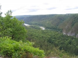 Белая река, капли о былом, 
ах, река-рука, поведи крылом...
Бывал в этих местах 3 раза, сплавлялся.
Места красивые очень.