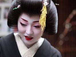 К тому же у японок имеется уникальное чувство "ваби"-"саби" ("скромная простота", "подлинность") и чувство меры.