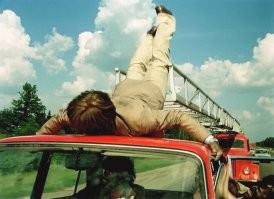 ...Он был немного трусоват и слаб духом...???

Позвольте усомниться.

Единственный из всей съёмочной группы, кто не побоялся прямого контакта со львом.

И трюки на автомобилях выполнял сам.