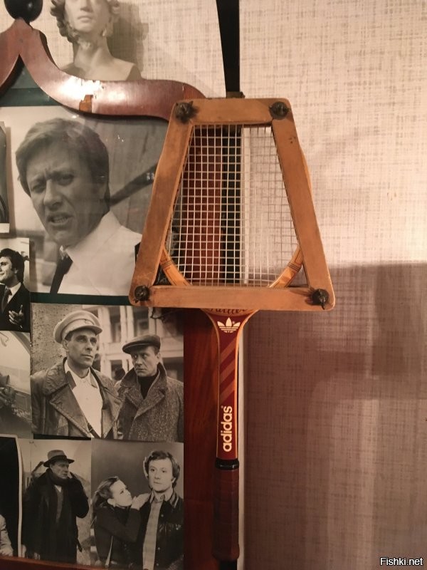 В том году инет чинил в его квартире. Пачка мальборо лежит с того самого выступления в театре