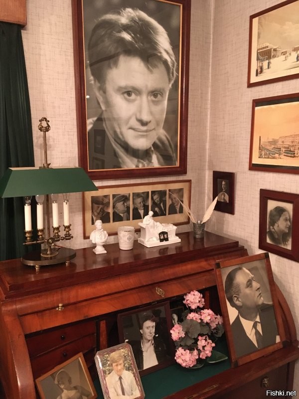 В том году инет чинил в его квартире. Пачка мальборо лежит с того самого выступления в театре