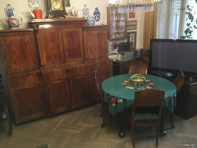 В том году инет чинил в его квартире. Пачка мальборо лежит с того самого выступления в театре