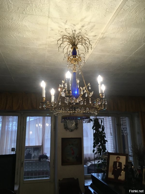 В том году инет чинил в его квартире. Пачка мальборо лежит с того самого выступления в театре