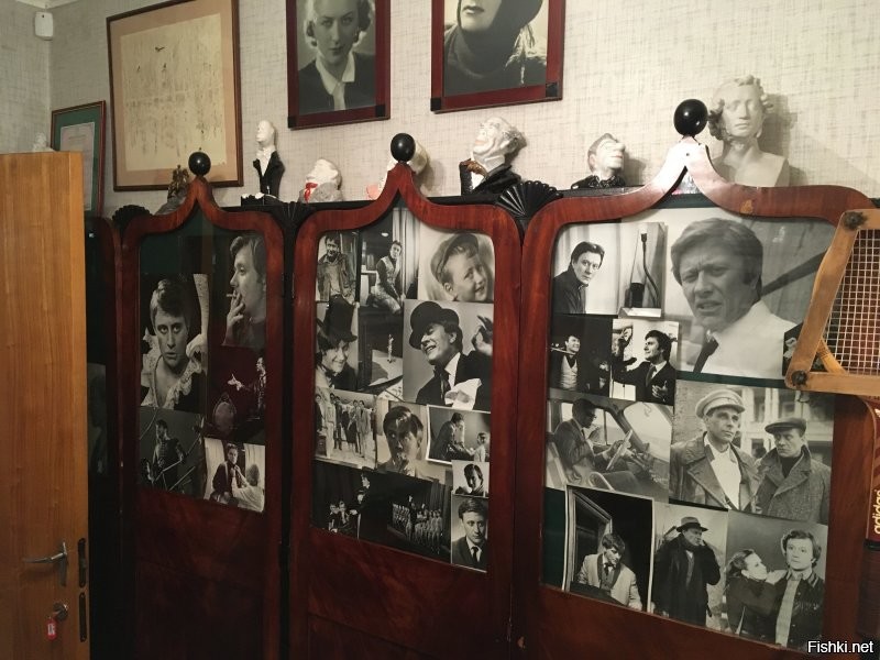 В том году инет чинил в его квартире. Пачка мальборо лежит с того самого выступления в театре