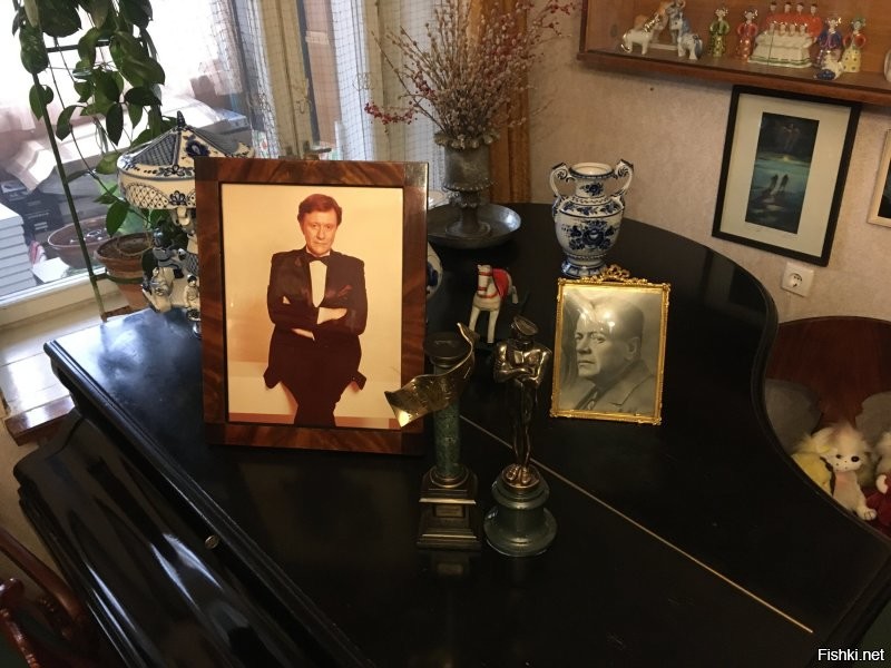 В том году инет чинил в его квартире. Пачка мальборо лежит с того самого выступления в театре