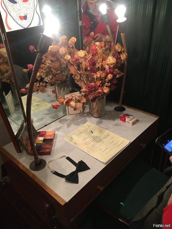 В том году инет чинил в его квартире. Пачка мальборо лежит с того самого выступления в театре