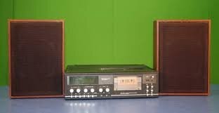 Мечтал вот о таком магнитофоне. Ходил в универмаг, и медитировал на него года два.   В 15 лет уговорил родителей купить его. Пришел с мамой покупать. Продавец достал две огромные коробки. В одной магнитофон, в другой две колонки. Мать когда увидела колонки в истерику впала. Типа, зачем нам две? Продайте с одной. Долго ей объяснял, что такое стерео.