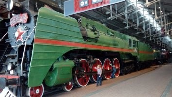 Паровозы и локомотивы  тех времен можно вживую посмотреть, а в некотррые и забраться  в отличном музее в СПБ. Не все местные даже про него знают