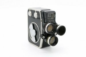 Не совсем под 8. Плёнка заряжалась 16 мм бобинами на свету, аж стрёмно поначалу, но засвечивалось всего сантиметров 20. Потом переворачивалась. После проявки резалась на две по 8. Мне пружинные камеры больше нравились. Было две Авроры - сломались, зато Кварц и моя любимая Экран отпахали - дай дорогу!