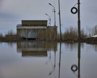 Надеюсь автор в это луже сам не утонул. Дешёвый фото обман.