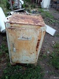 Я дачу купил лет десять назад. Там на кухне стоял вот такой холодильник Ленинград2 1958г.в. Включил - не гудит. Ну, думаю - сломанный и выставил его за сарай. А через какое то время мне сказали, что он работает на других принципах (греет аммиак) и у него нет компрессора. Гудеть - нечему. Включил, подождал (долго) - реально охлаждает...