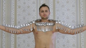 магнит только на чипированных держится, к настоящей прививке магнитится металл!!! иначе вам кололи физраствор