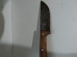 Да не будешь такими дома резать,металический запах от них,с тех времен остался.