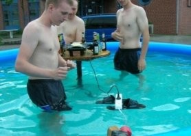 Как вы уже задолбали этим изображением...
Не убьет там никого, по всем законам физики, при чем элементарной, а не квантовой или еще какой то, альтернативной...
Чтобы убиться в данной ситуации, должны сойтись так много факторов, что это надо готовить специально (начиная от нужной проводимости воды и до наличия или отсутствия УЗО и других особенностей устройства электропитания).
В 99% вырубится питание ИЛИ по причине срабатывания УЗО, ИЛИ по причине КЗ между клеммами внутри удлинителя.