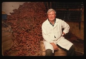 Фото следует назвать: "мрази гноят колбасу, чтобы создать дефицит и вызвать недовольство граждан..."