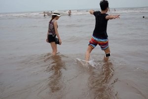 Это не трагический момент, а счастливый. Очередной дегенерат, который даже в воду лезет со смартфоном, получил один укол здравости из реальности.