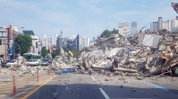 Башни-близнецы, каждая по 110 этажей и здание в Ю. Корее, 5 этажей