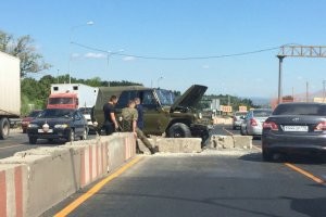 Не рушьте их розовый мирок. Пусть они реально думают, что это старенький гольф пробил забор.