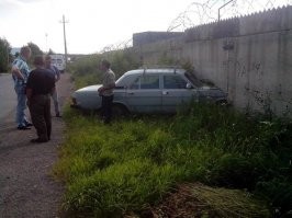 Не рушьте их розовый мирок. Пусть они реально думают, что это старенький гольф пробил забор.