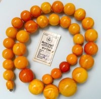 "Скупку интересует круглый, необработанный ( и это главное), непрозрачный янтарь".
"Бабушкины бусы янтарные можете положить на место, только если они не выглядят вот так"


Т. е., аффтар, ты хочешь сказать, что эти шарики-бусины на фото – необработанные?  

А вот эти вот чётки – из непрозрачного янтаря?