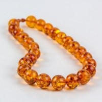 "Скупку интересует круглый, необработанный ( и это главное), непрозрачный янтарь".
"Бабушкины бусы янтарные можете положить на место, только если они не выглядят вот так"


Т. е., аффтар, ты хочешь сказать, что эти шарики-бусины на фото – необработанные?  

А вот эти вот чётки – из непрозрачного янтаря?