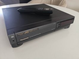 А хотите прикол расскажу. Сейчас у этой технологии наметился некоторый ренессанс. Я занимаюсь ремонтами в качестве хобби и поэтому иногда выкупаю технику под ремонт. Так вот, старые видаки сейчас весьма ходовой товар, но только не всякие, а топовые конца 80ых, начала 90ых. Чтобы SuperVHS был, покадровое редактирование, пауза без искажений и вот это вот всё. Вот этот был последний. Он хоть и простенький, но работает очень хорошо.