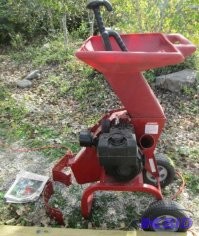 "Это садовый электрический измельчитель/шредер травы и веток Troy-Bilt Tomahawk Chipper, или же Shredder OEM Leaf Tamper".

Это толкатель для садового измельчителя, а не сам измельчитеь.