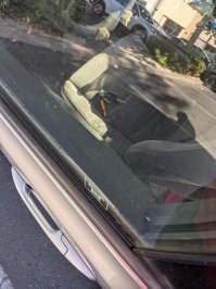 От такой проблемы есть, в принципе, решение - поставить спутниковую сигналку, например Pandora, которая работает поверх базовой штатной системы, и открыть/закрыть дверь через мобильное приложение с телефона - удобно!
