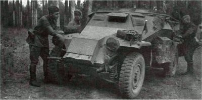 Захваченный немецкий бронеавтомобиль Sd.Kfz.261 на службе в Красной Армии, Западный фронт, август 1941 года. Машина перекрашена в стандартный советский защитный цвет 4 БО, на крыле укреплён красный флажок.
Погрузка трофейных танков Pz. Ill для отправки в ремонт на тыловых предприятиях. Северо-западнее Сталинграда, январь 1943 года
Французские бронеавтомобили AMD-35. использовавшиеся в вермахте под обозначением Panard 178(f), на ремонтной базе № 82 в Москве. Передний броневик уже прошел ремонт и предназначен для передачи в Красную Армию.  Апрель 1942 года