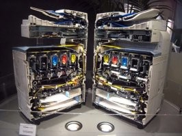 Это копировальный аппарат... Ксерокс или - Xerox, это название фирмы производящей офисную технику. Но почему то люди копировальный аппарат стали называть ксероксом а выражение - сделать копию, превратилось в выражение - отксерить)))))))))).