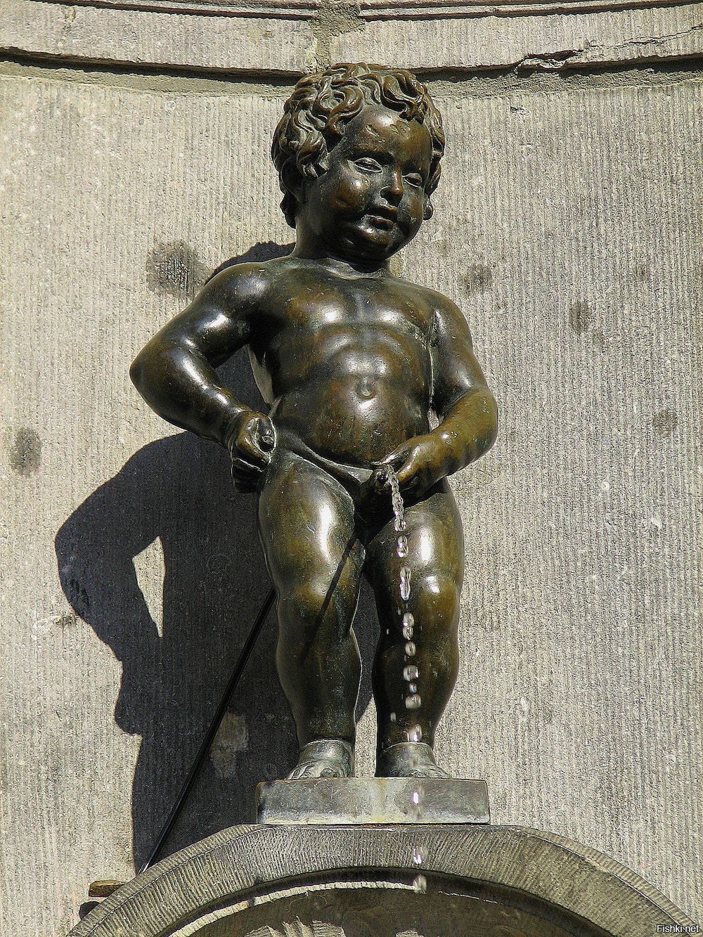 Мальчик писает на девушку. Скульптура писающий мальчик. Памятник писаюшемумальчику в Брюсселе. Писующий мальчик в Бельгии. Памятник писающего мальчика Бельгия.