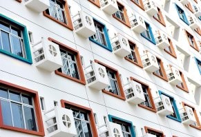 А что с балконами для кондиционеров не так?
Вполне элегантное решение.
Правда, конкретно в этом случае доступ к нему не самый удачный.
На это балкончик потом будет установлен внешний блок кондиционера. Не нужно будет в стенах дырки сверлить.