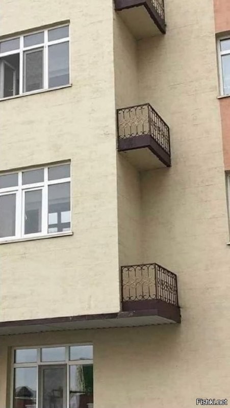 А что с балконами для кондиционеров не так?
Вполне элегантное решение.
Правда, конкретно в этом случае доступ к нему не самый удачный.
На это балкончик потом будет установлен внешний блок кондиционера. Не нужно будет в стенах дырки сверлить.