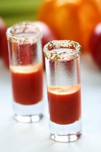 Краями стакана нажимаем на лимон, макаем в соль, наливаем полстакана томатного сока и аккуратно, по лезвию ножа нвливаем водку, чтоб не смешалась с соком.
Вот кровавая мери, а не это пойло что на видео...