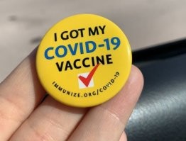 В Калифорнии хотя бы одну дозу получили 58.5% жителей, полностью вакцинированы 45.6%.
Получившим вторую дозу раздают значки, в каждом графстве разные.
С 15 июня все открывается, маски отменяются.