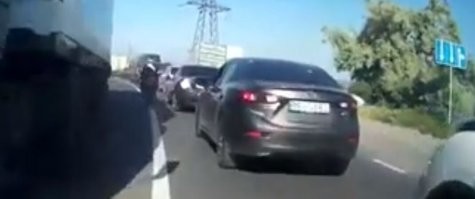 Покажу тебе знак дорожный. Если бы не он, то я был бы обескуражен. Но так как знак есть, то всё более менее понятно и байк на встречке