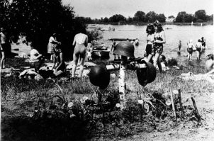 Германия 1946-го года - все прошло и жизнь продолжилась
--------------------------------
Жизнь у них продолжилась, ага. У десятков миллионов людей жизни отняли, и у сотен миллионов нерожденных  отняли право родиться... и отдыхают, жизни радуются.