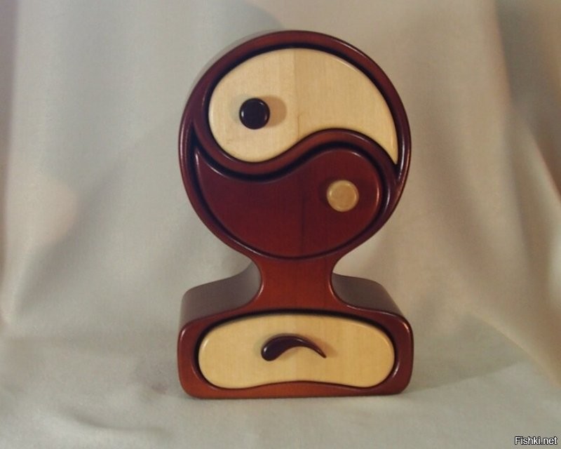 На шедевральность не претендую, так, в свободное время пилю шкатулочки.