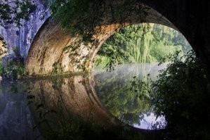 "Если вы перевЁрнЕте изображение, ничего не изменится" - 
Нет, ну не буквально же ничего не изменится, я вот перевёрнул.