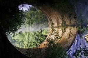 "Если вы перевЁрнЕте изображение, ничего не изменится" - 
Нет, ну не буквально же ничего не изменится, я вот перевёрнул.