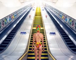 Еще одна фотография из серии "В ожидании нужной волны", по-моему, эта более позитивна, т.к. тут женщина поднимается к свету.