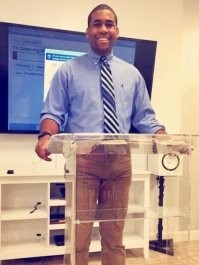 Да тут сразу видно что негритос обоссался, видно даже через стекло. И пусть не оправдывается ракурсом.