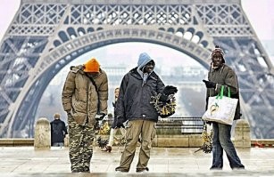 Эйфелевой башне для восточного колорита песок не нужен....