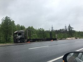 Потом в Зеленогорском стоит на обочине...
Но тут возгорание, без дтп.