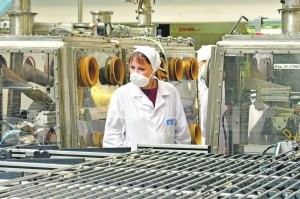 Современная коллега. Она не циферблаты расписывает а топливные сборки монтирует. Об опасности ее предупредили.