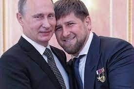 Люди танцующие на крыше машине лезгинку, проломили крышу