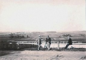 "....Грозу унесло без следа, и, аркой перекинувшись через всю Москву, стояла в небе разноцветная радуга, пила воду из Москвы-реки. На высоте, на холме, между двумя рощами виднелись три темных силуэта. Воланд, Коровьев и Бегемот сидели на черных конях в седлах, глядя на раскинувшийся за рекою город с ломаным солнцем, сверкающим в тысячах окон, обращенных на запад, на пряничные башни девичьего монастыря.
В воздухе зашумело, и Азазелло, у которого в черном хвосте его плаща летели мастер и Маргарита, опустился вместе с ними возле группы дожидающихся".